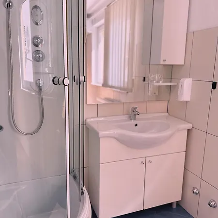 Layal Exclusive 3 Floor House Vikendica *